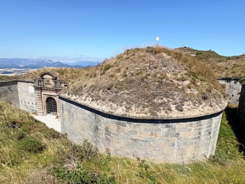 El fuerte de San Cristóbal está construido dentro de la cima de un monte cercano a Pamplona