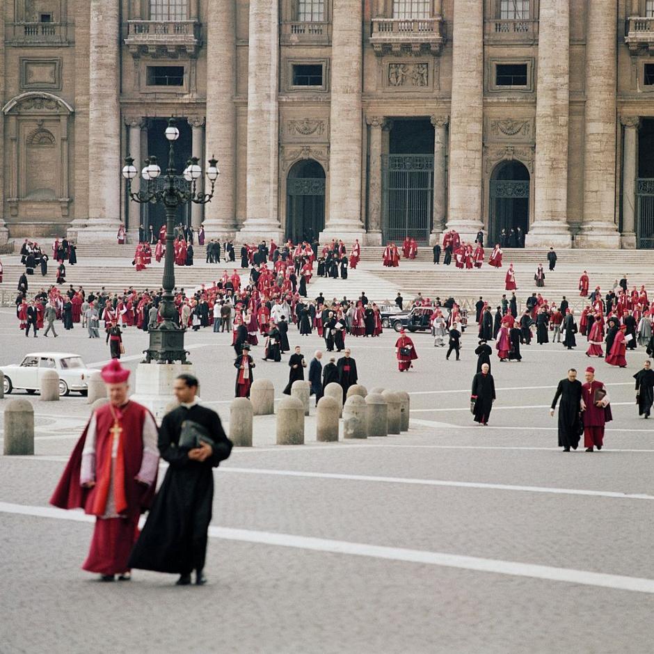 Padres conciliares salen de la Basílica de San Pedro durante el Concilio vaticano II