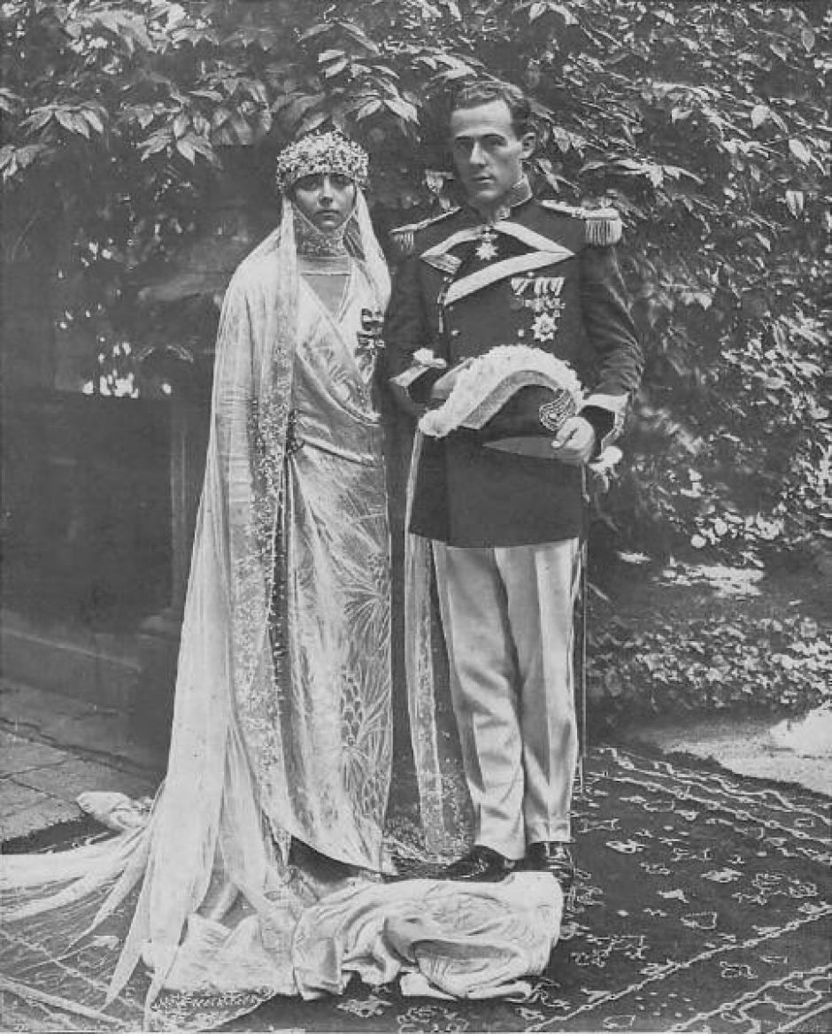 Piedad Iturbe con su marido, el día de su boda en los jardines del palacio de Parcent
