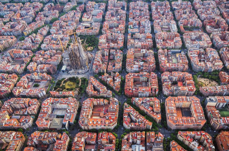 Vista aérea del barrio del Ensanche (Eixample, en catalán), con la Sagrada Familia en el centro