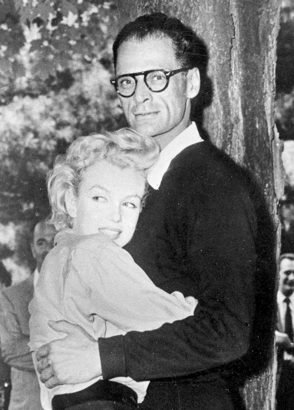 Marilyn Monroe y Arthur Miller, en una fotografía de 1956