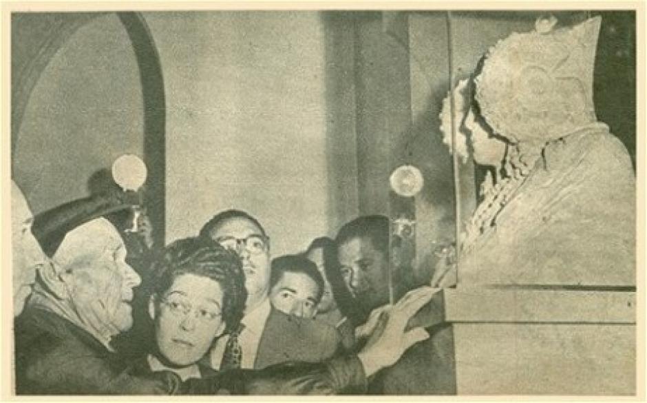 Imagen de visitantes admirando la Dama de Elche en Madrid en 1965