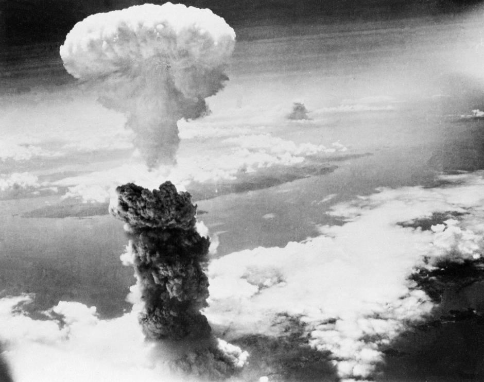 Nube de hongos sobre Nagasaki, Japón, tras el lanzamiento de la segunda bomba, 9 de agosto de 1945