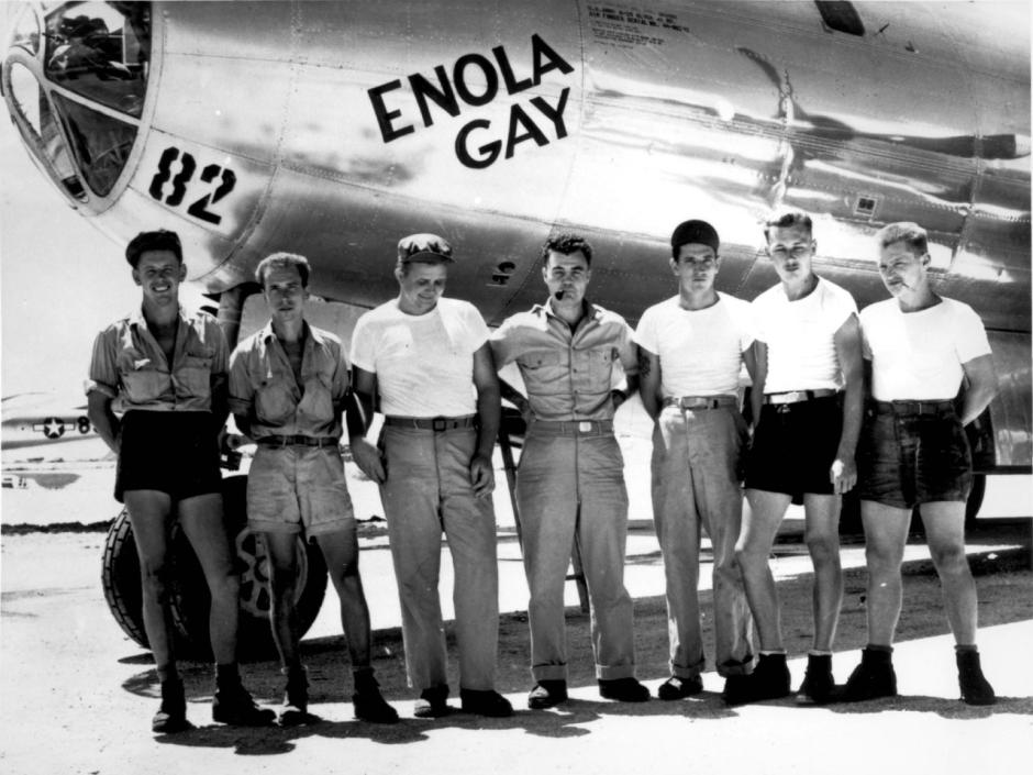 La tripulación de tierra del Enola Gay posa delante del bombardero. En el centro, su piloto Paul Tibbets