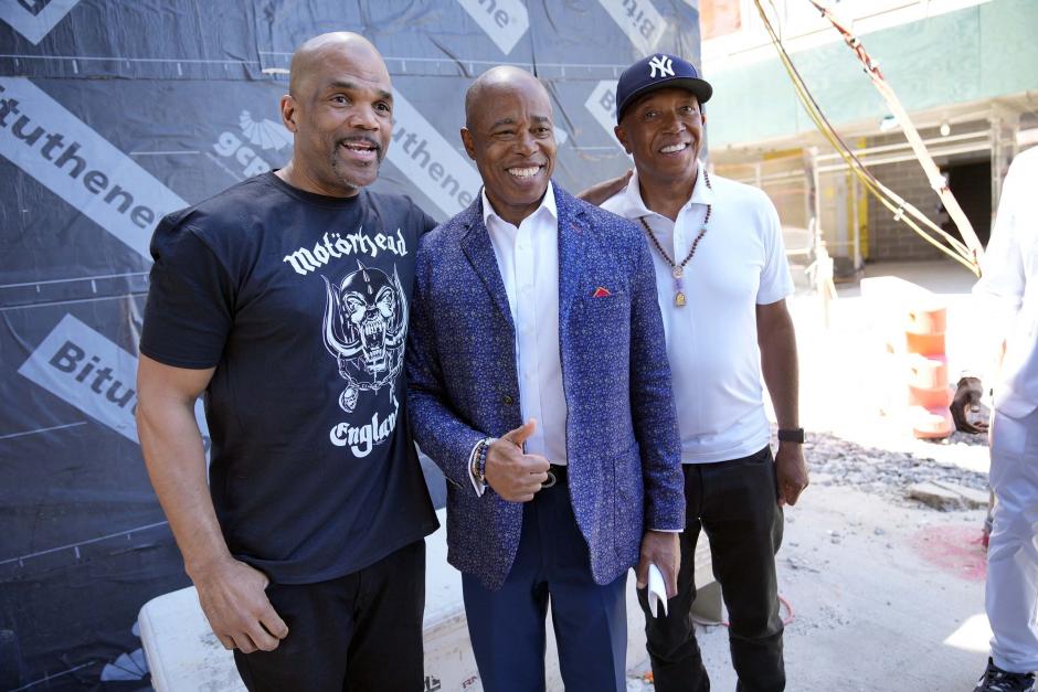 El alcalde de Nueva York, Eric Adams, junto a Darryl 'DMC' McDaniels y Russell Simmons frente a las obras de construcción del Museo del Hiphop