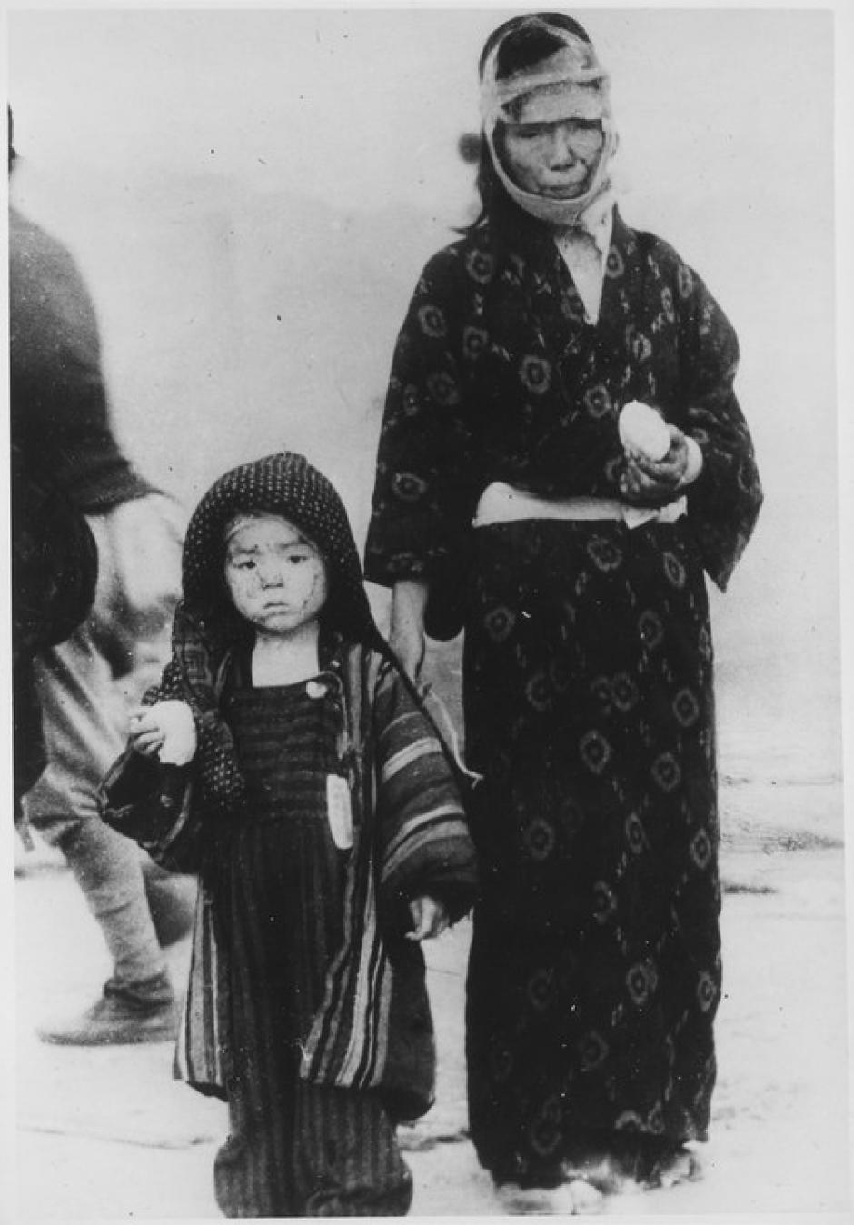 Antes del mediodía del 10 de agosto de 1945, una madre y su hijo recibieron una bola de arroz hervido de una fiesta de socorro de emergencia
