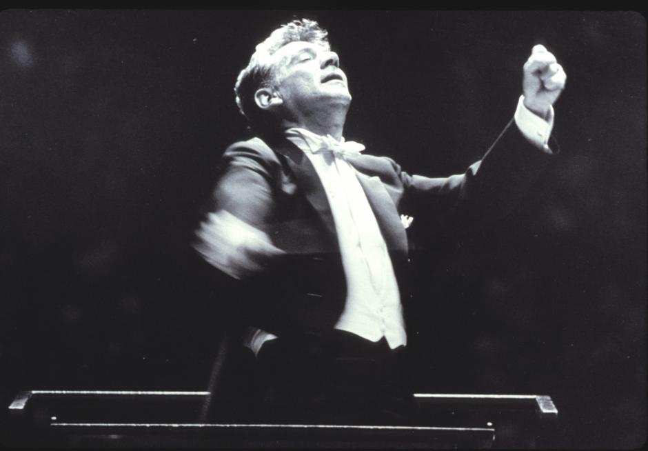El director de orquesta y compositor Leonard Bernstein en un concierto en la década de los 60