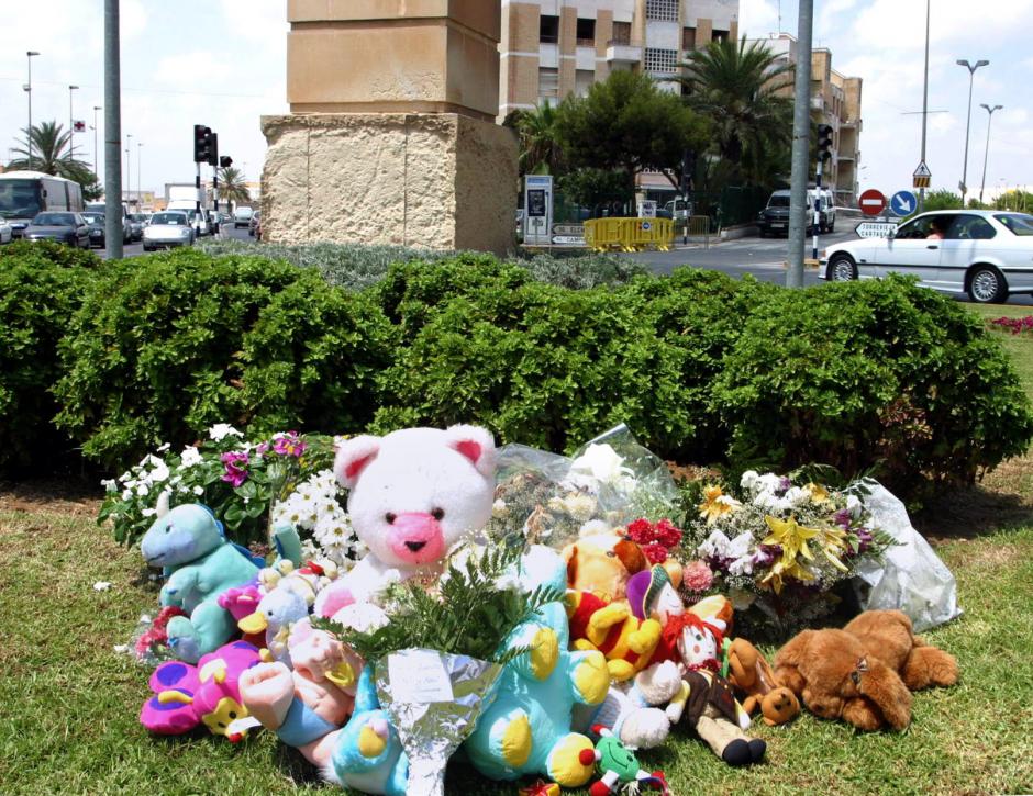 Los niños de Santa Pola llenaron de flores y peluches el lugar del atentado en homenaje a la pequeña Silvia