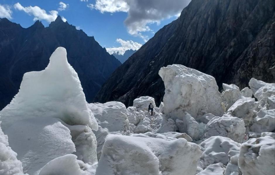 Los bloques de hielo que se está encontrando el Grupo Militar de Alta Montaña son enormes, pero nada que les impida el ascenso