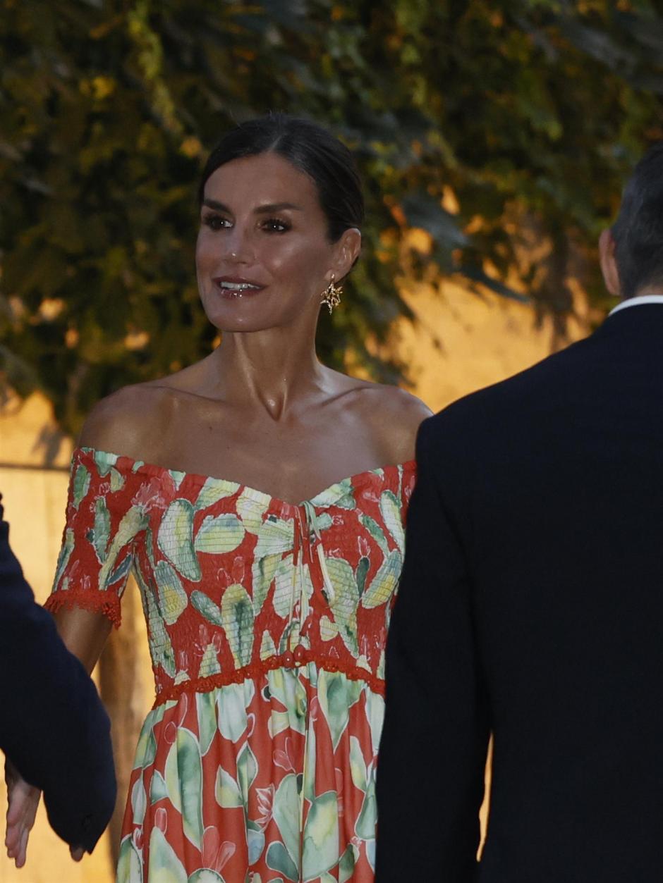 La Reina Letizia ha lucido un vestido veraniego durante la recepción en Marivent