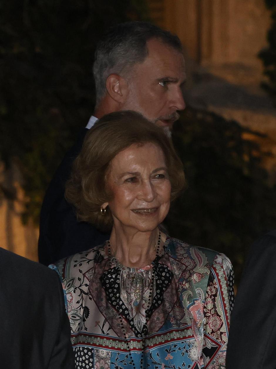 La Reina Sofía con su hijo, el Rey Felipe VI, detrás