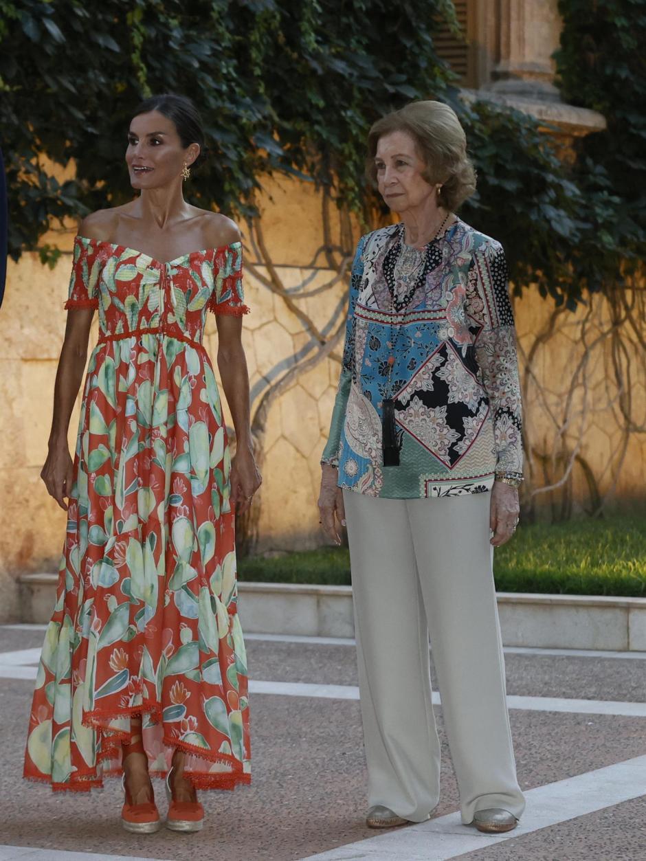 La Reina Letizia junto a la Reina Sofía durante la tradicional recepción en Palma, en Marivent