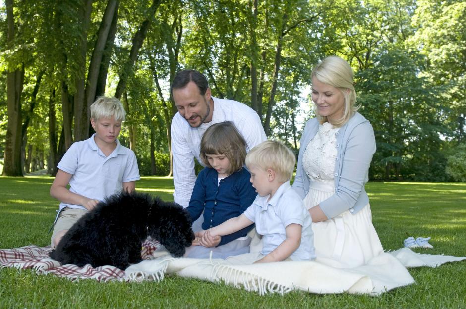 El Príncipe de Haakon de Noruega y la Princesa Mette-Marit, con la Princesa Ingrid, Príncipe Magnus con su perro en Bygdoy en 2009