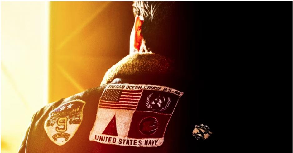 El actor estadounidense Tom Cruice en el cartel de la película Top Gun Maverick