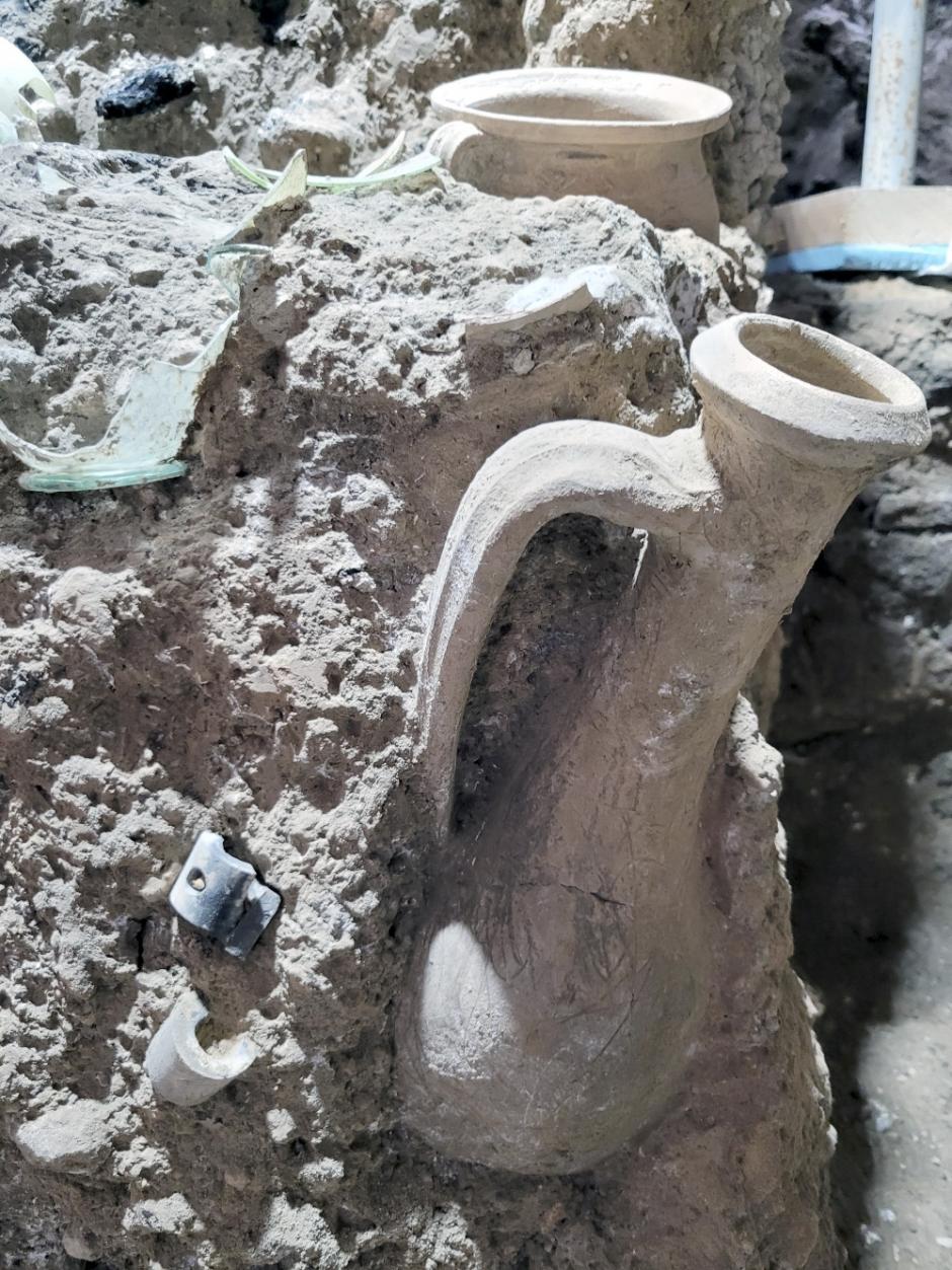 Ánforas encontradas bajo las cenizas en los apartamentos de la excavación de Pompeya