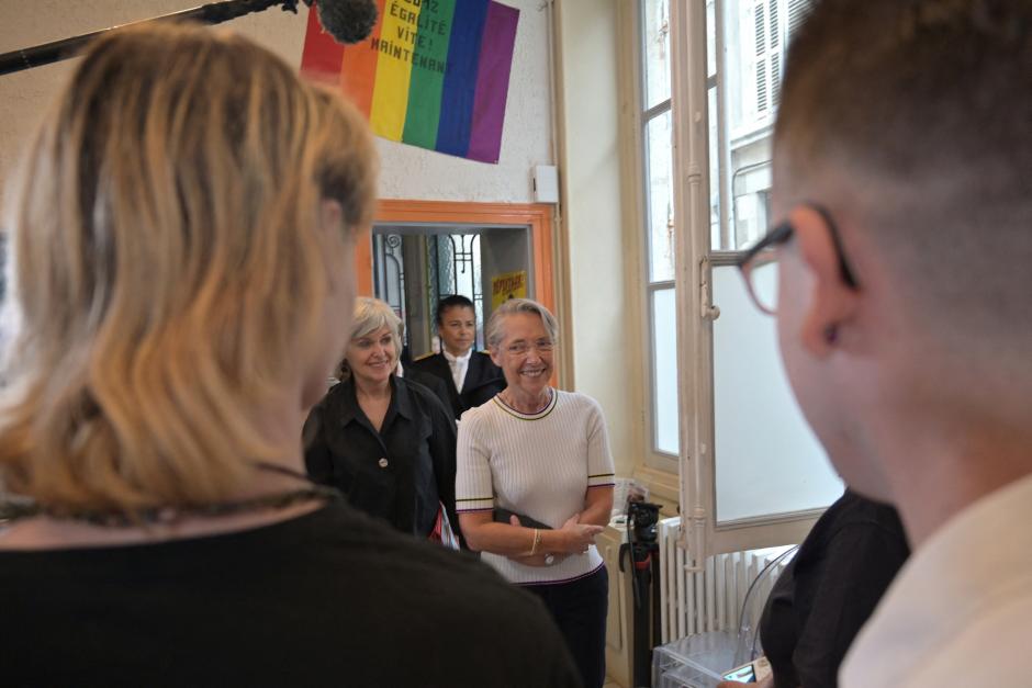 La primera ministra de Francia, Elisabeth Borne (centro), visita el centro LGBT+ en Orleans