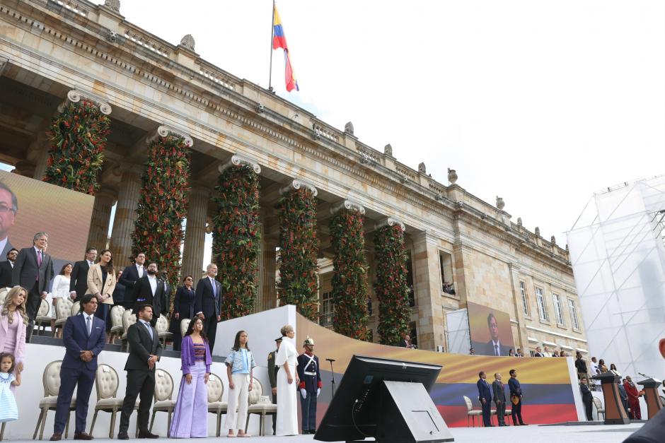 Felipe VI,, junto al resto de autoridades, durante la toma de posesión del nuevo presidente colombiano