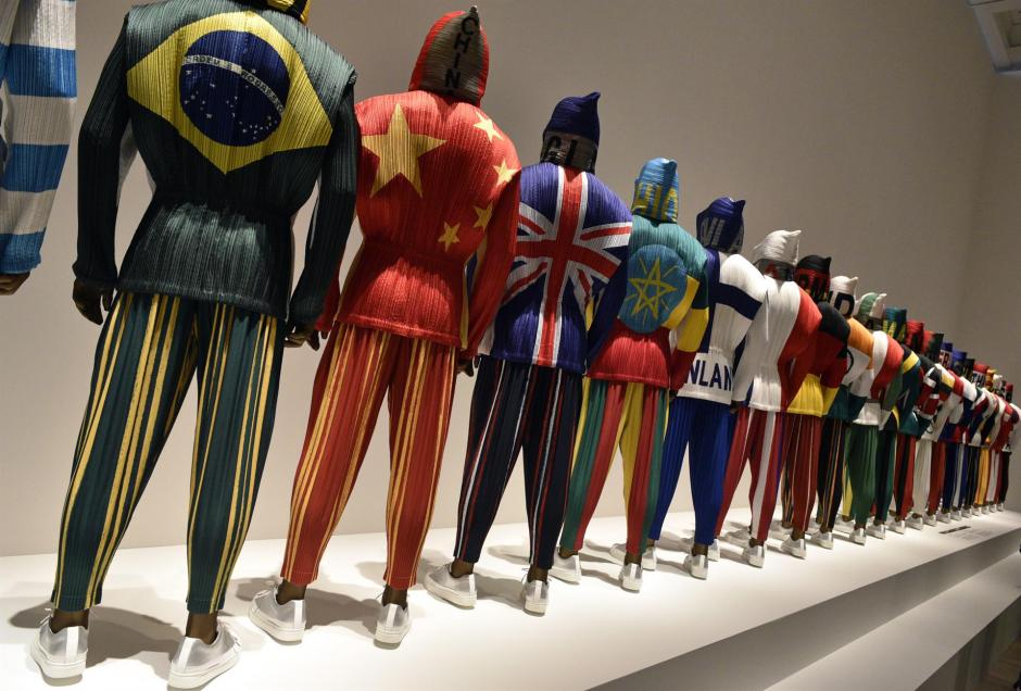 Diseños de Issey Miyake en una exposición en Tokio