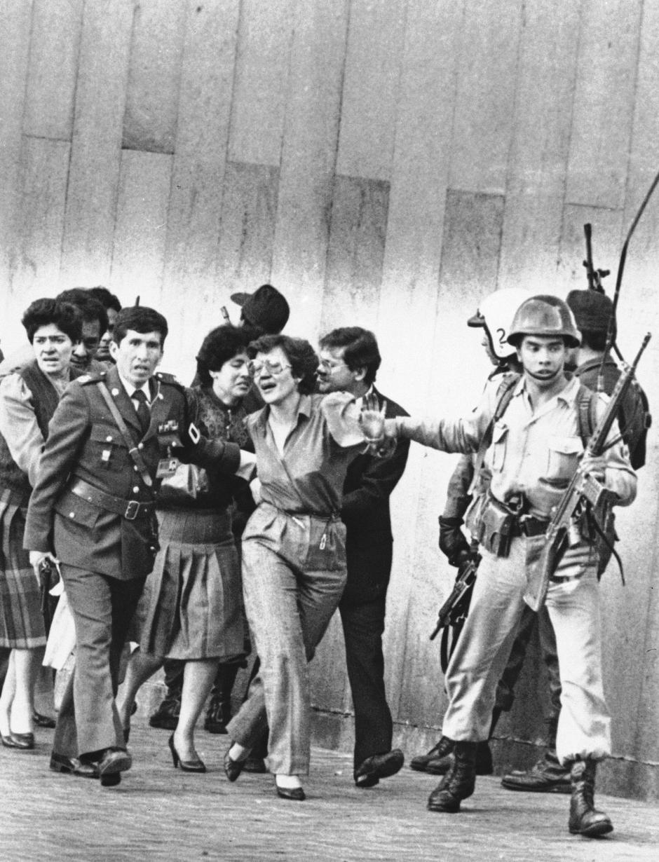 Liberación de algunos empleados durante el asalto de la guerrilla M19 al Palacio de Justicia de Colombia que tuvo lugar el 6 de noviembre de 1985