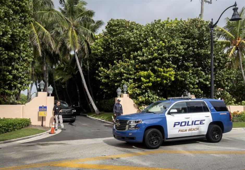 La Policía en la puerta de la mansión de Trump, Mar a Lago