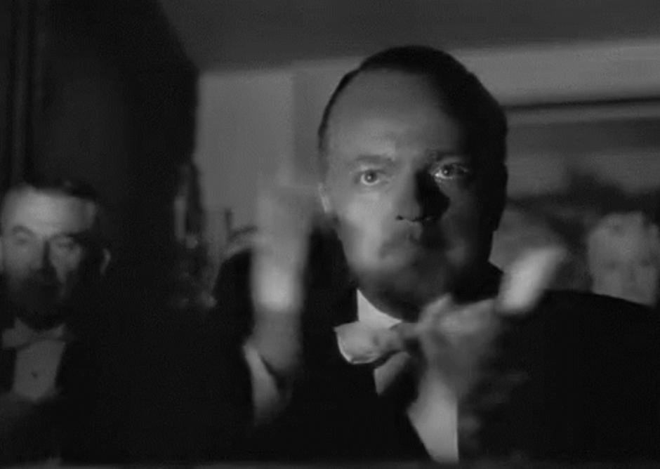 Orson Welles aplaude en 'Ciudadano Kane'