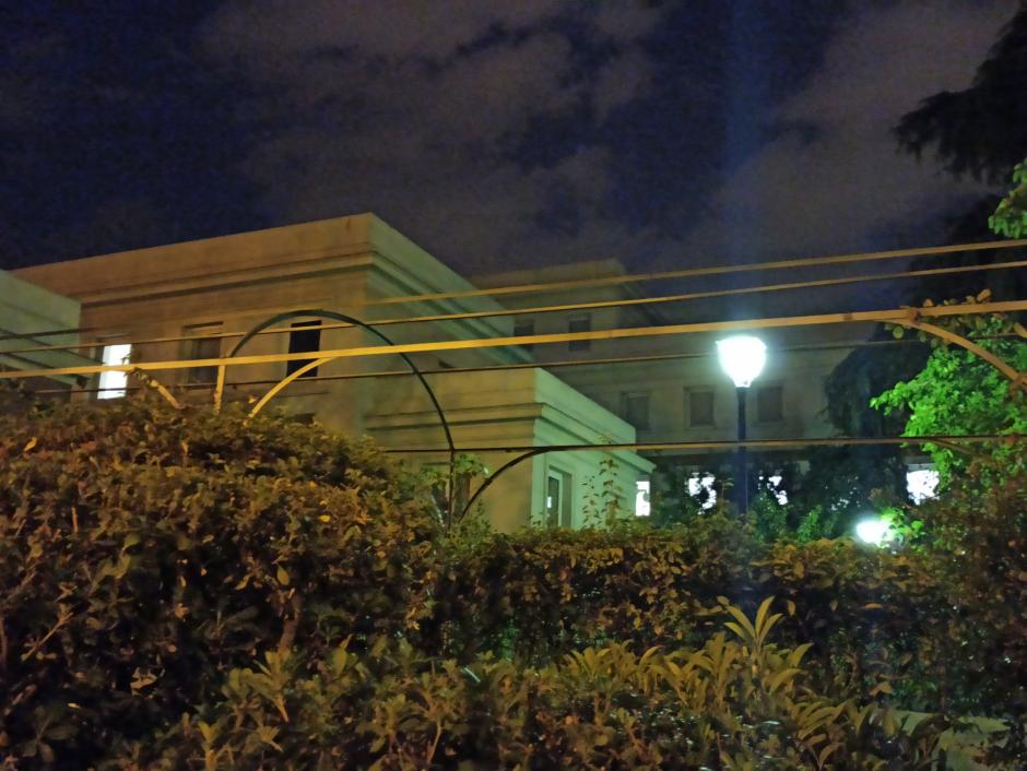 Las luces se extienden por varias plantas del edificio
