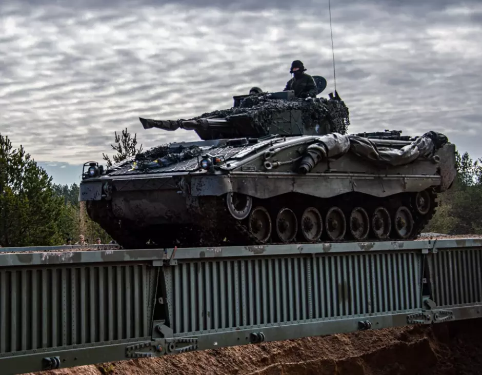 El puente es de gran utilidad para el avance de las tropas en malas condiciones de movilidad