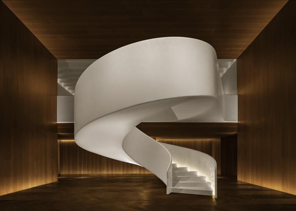 El Hotel Edition y su emblemática escalera en espiral