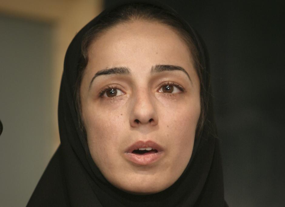 Masih Alinejad, periodista y activista feminista iraní habla con los medios de comunicación en una reunión en Teherán en 2005