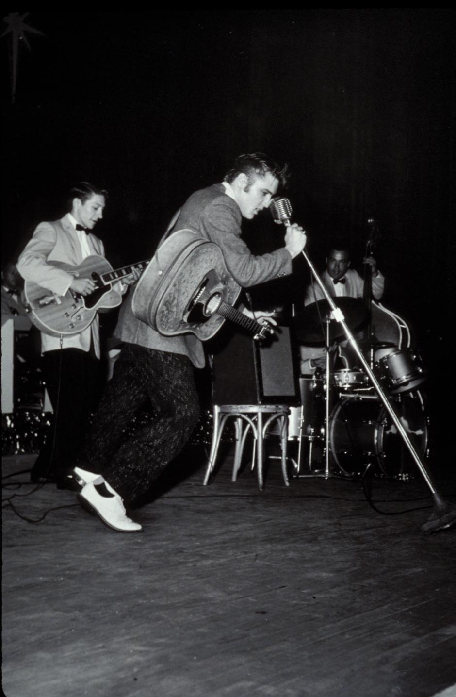 Elvis Presley en una de sus primeras actuaciones