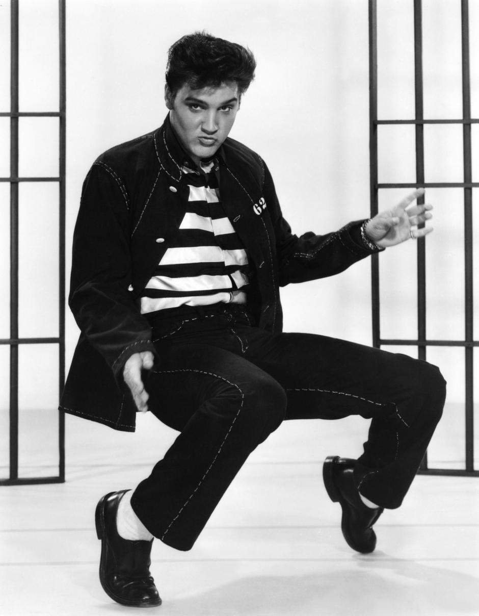 Elvis Presley interpreta la canción Jailhouse Rock