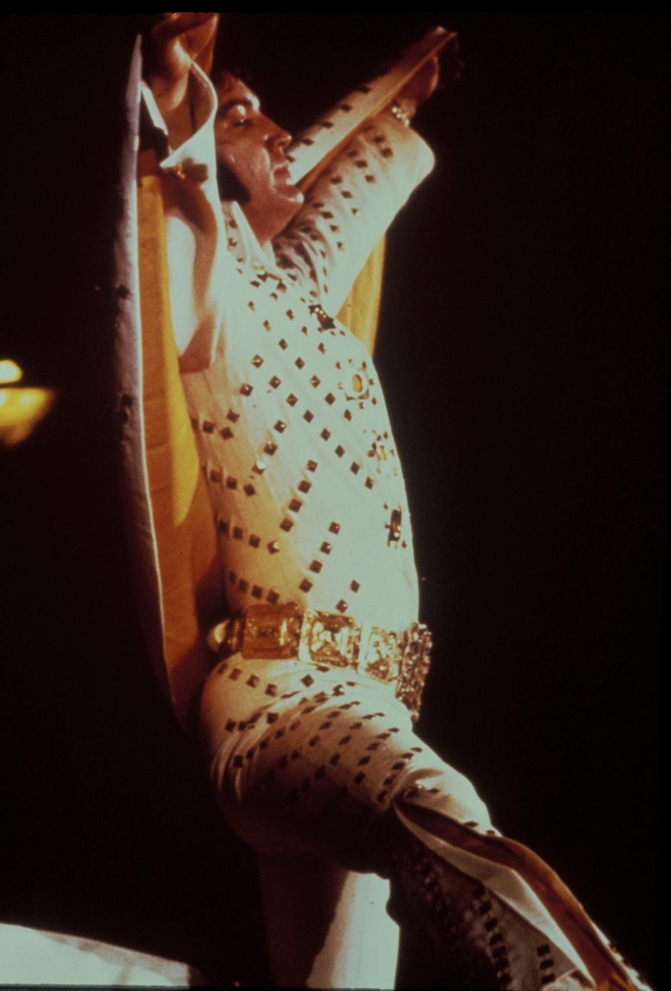Elvis Presley en concierto durante los años 70