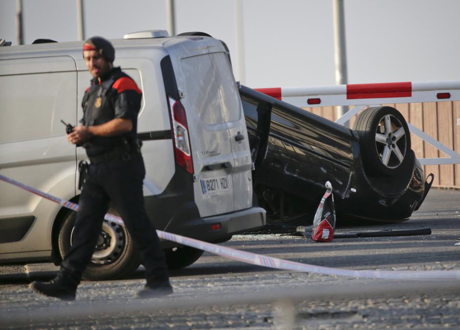 Tras el atentado en Barcelona, un grupo de terroristas huyó en dirección a Cambrils, donde atacaron un control de los Mossos con su coche antes de ser abatidos.