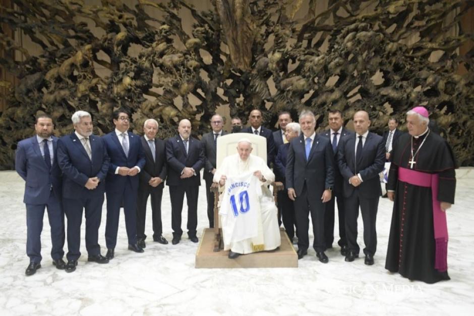 El Papa con el obsequio entregado por el Club Deportivo de Tenerife