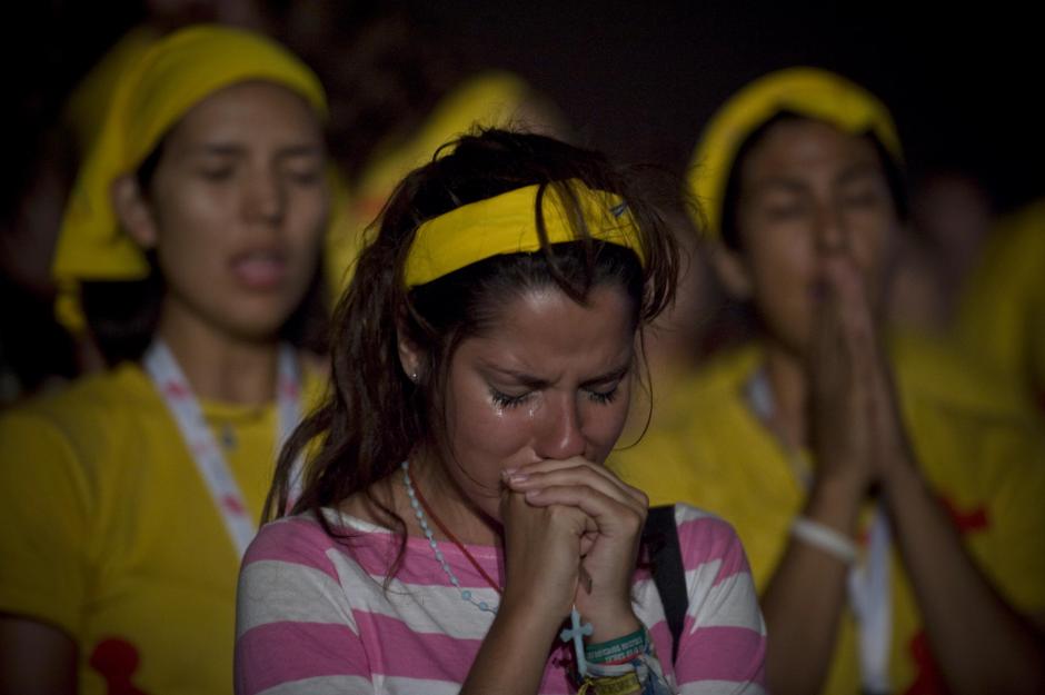 Peregrinos rezando durante la JMJ de Madrid en 2011