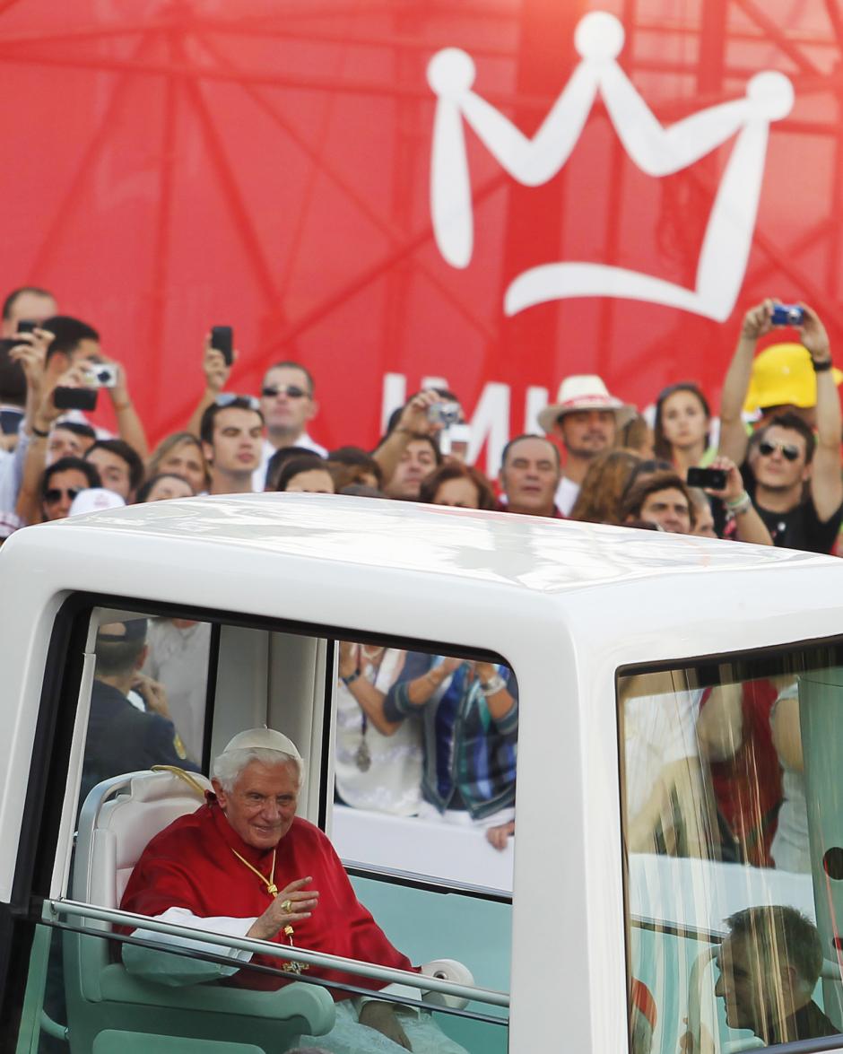 El Papa Benedicto XVI recorre las calles de Madrid en el Papamóvil durante la JMJ de Madrid en 2011