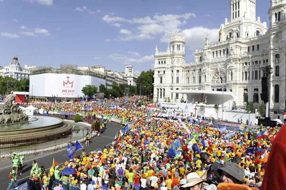 La Plaza de Cibeles abarrotada durante la JMJ de Madrid en 2011
