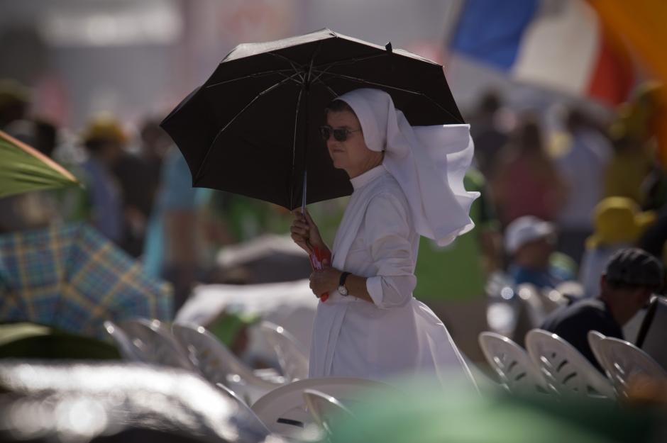 Religiosa protegiéndose del sol en Cuatro Vientos durante la JMJ de Madrid en 2011