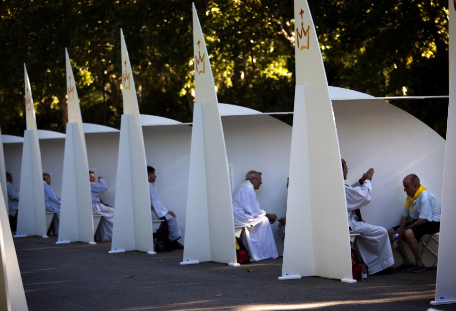 Confesionarios en el Parque del Buen Retiro durante la JMJ de Madrid en 2011