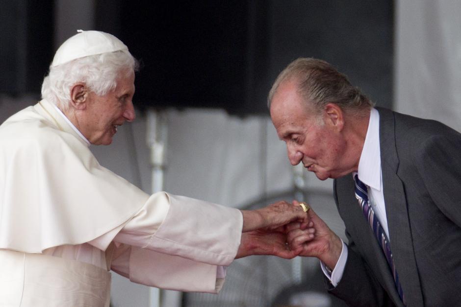 El Rey Juan Carlos I con el Papa Benedicto XVI durante la JMJ de Madrid en 2011