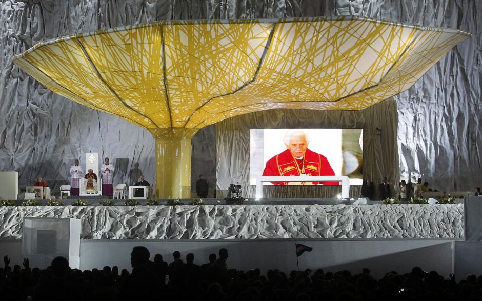 El Papa Benedicto XVI habla a la multitud en Cuatro Vientos durante la JMJ de Madrid en 2011