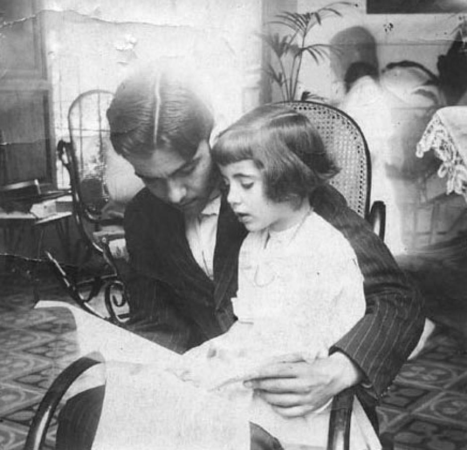 Lorca con su hermana Isabel en 1914