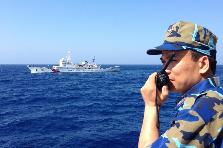 El capitán Nguyen de la Guardia Costera vietnamita informa de un barco de la Guardia Costera china que le impide el acceso a la plataforma petrolera al oeste de las Islas Paracel (2014)