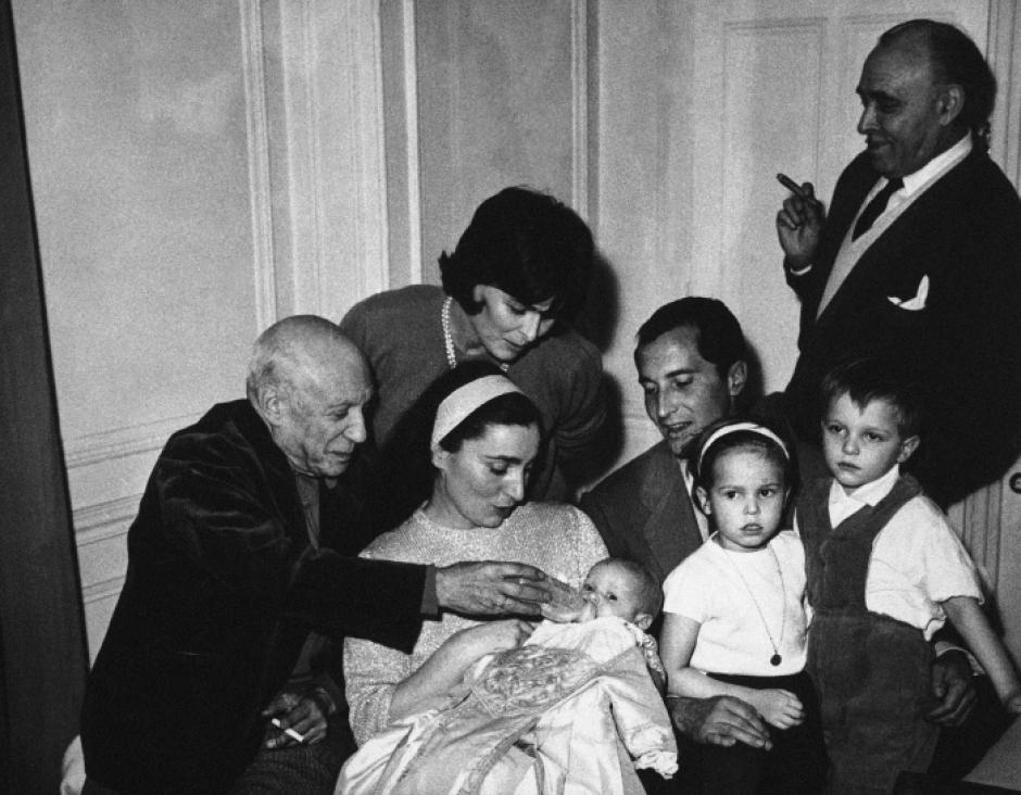 Pablo Picasso con Luis Miguel, su mujer Lucía Bosé y los hijos de ambos: Paola, Lucía y Miguel