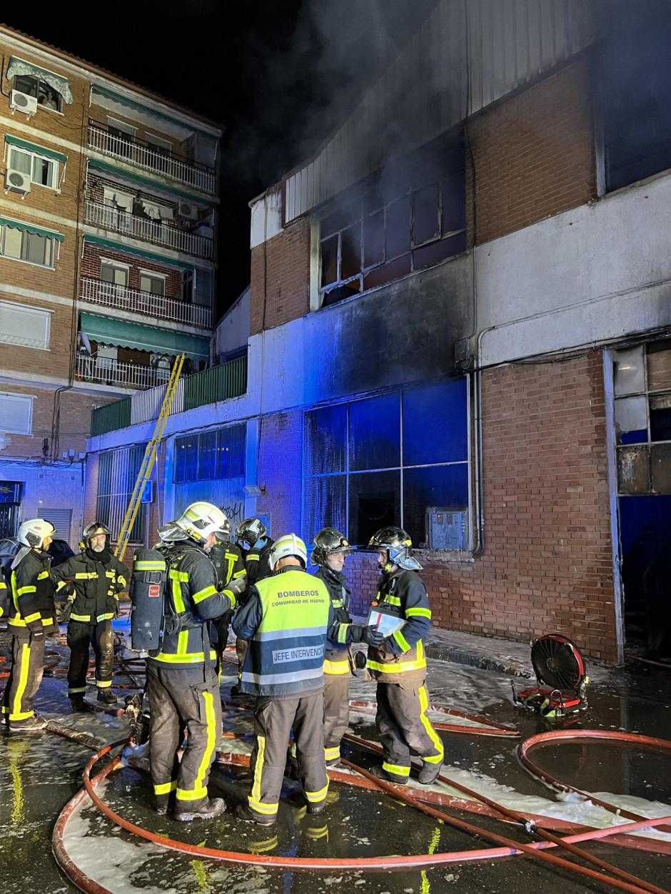 Bomberos de la Comunidad de Madrid, en el exterior de la nave industrial incendiada