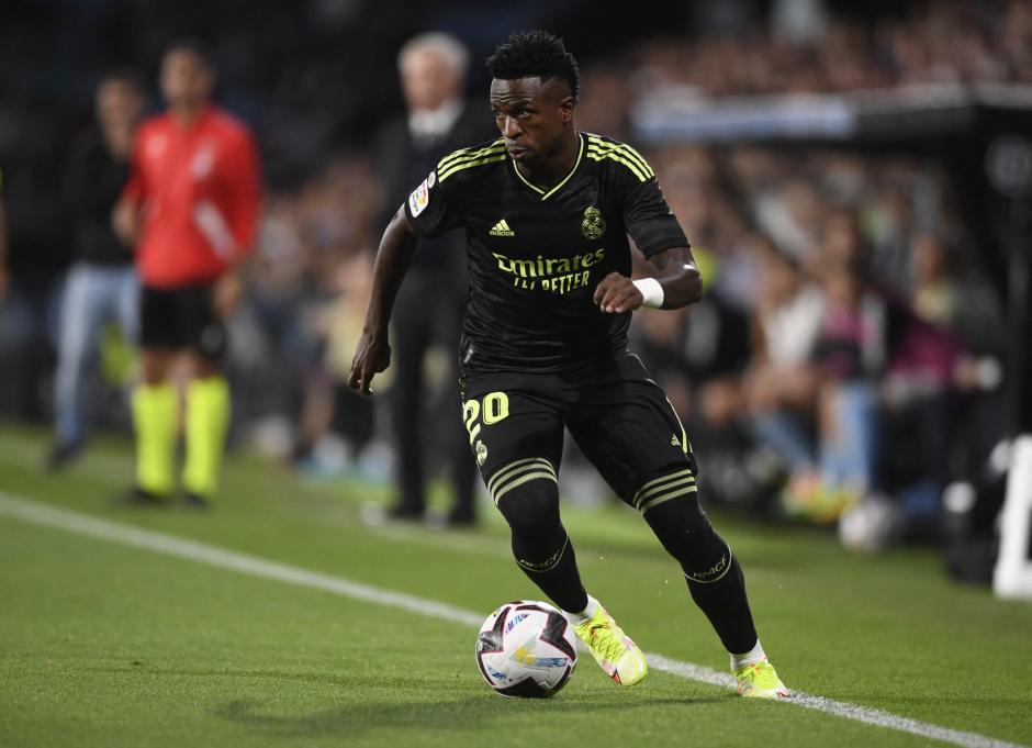 Vinicius avanza con el balón