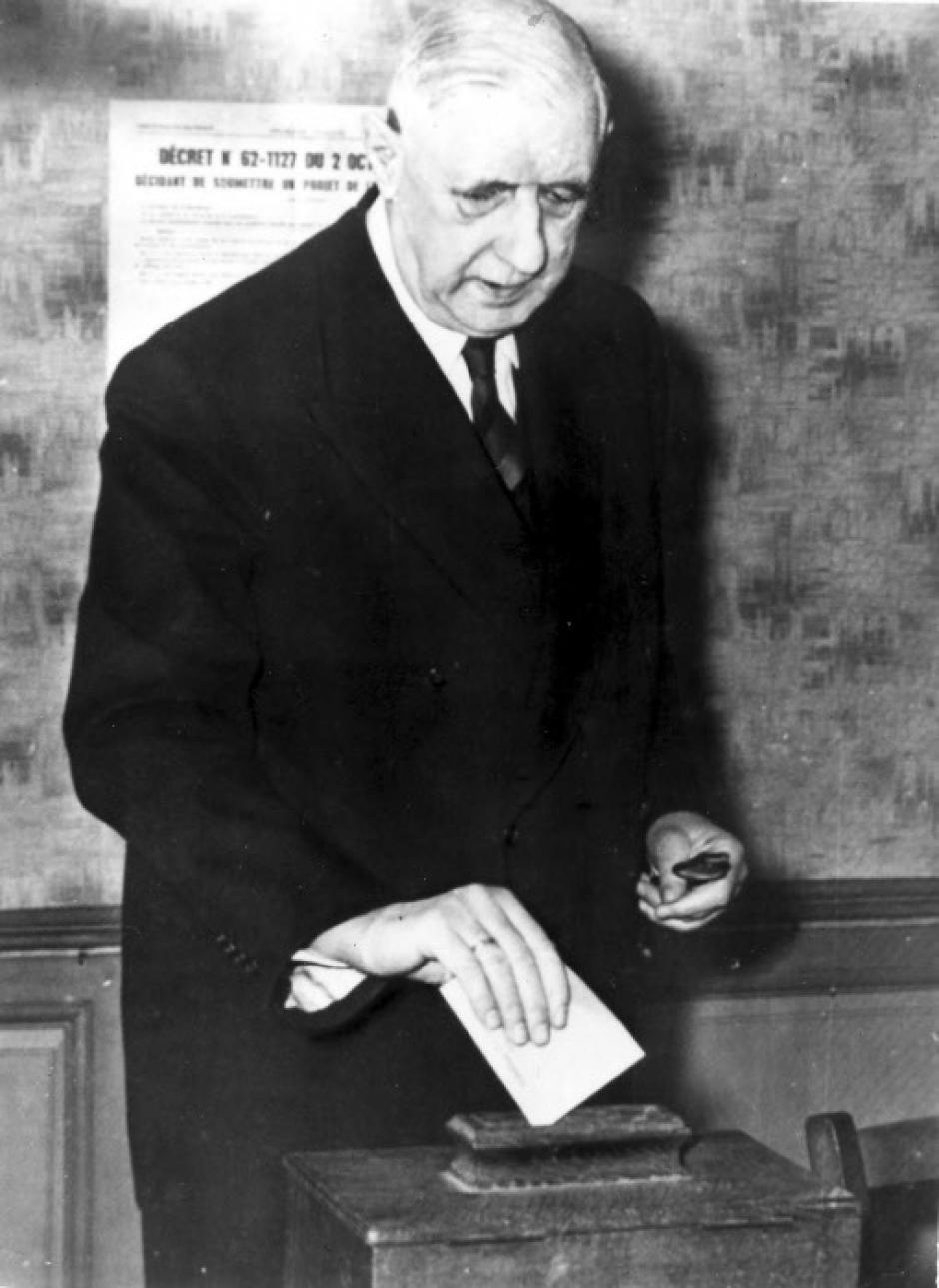 El presidente francés Charles de Gaulle emite su voto en las urnas para el referéndum sobre el voto directo para presidente en Colombey, Francia, el 28 de octubre de 1962.