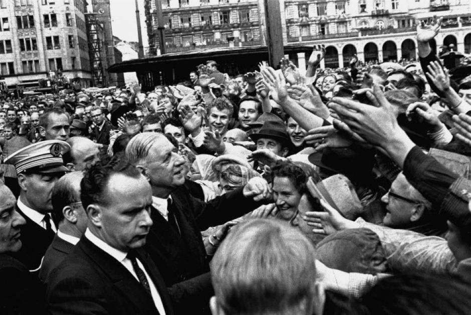 El presidente Charles de Gaulle de Francia fue recibido con vítores de "Vive la France" en Hamburgo, en septiembre de 1962. durante su visita de estado sin precedentes a Alemania Occidental