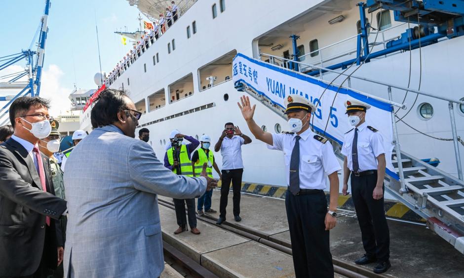 El capitán Zhang Hogwang del buque de investigación y reconocimiento de China, el Yuan Wang 5 , saluda después de desembarcar del barco a su llegada al puerto de Hambantota el 16 de agosto de 2022