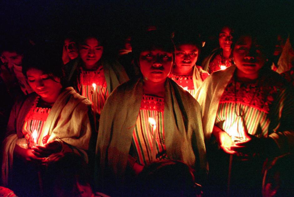 Young Tzolzil Indians from the displaced community of Xoyep
 in the Southern Mexican state of Chiapas, carry lighted candles as they pray during a Christmas Eve Mass Thursday
 Dec. 24, 1998. The 1,190 residents of Xoyep were also marking the end of a year since they were ousted from their 
village by right wing paramilitary bands. 
35333 (AP-RADIAL PRESS)
